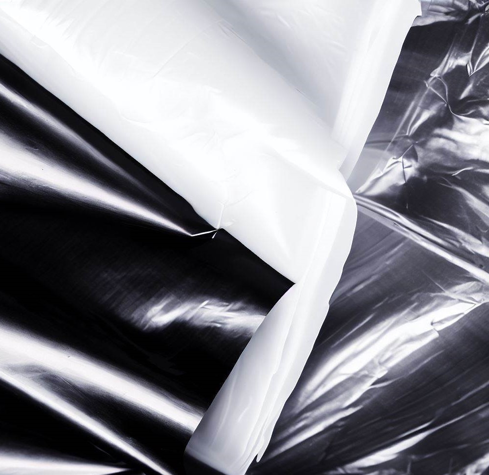 Черно белая пленка с логотипом - PolymerPlast